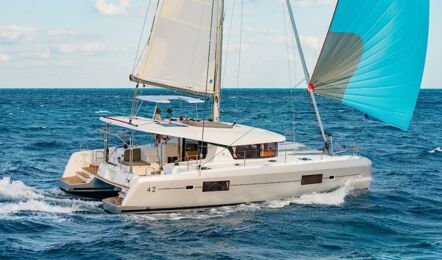 Steuerbord Aussenaufnahme unter Segel eines Katamarans Lagoon 42 auf Mallorca in Can Pastilla