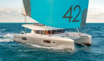 Steuerbord Aussenaufnahme eines Katamarans Lagoon 42 auf Mallorca in Can Pastilla