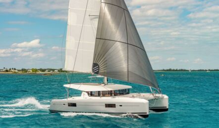 Steuerbord Aussenaufnahme eines Katamarans Lagoon 42 auf Mallorca in Can Pastilla