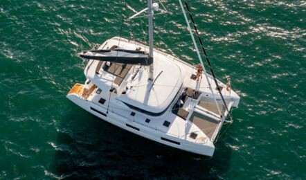 Deckaufnahme aus der Luft eines Katamarans lagoon 46 auf Mallorca in Can Pastilla
