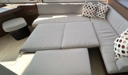 Heruntergefahrender Salontisch des Katamarans Lagoon 46 Voyager in Can Pastilla auf Mallorca