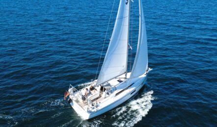 Deck und Cockpit der Segelyacht Oceanis 34.1 „Fiete“ mit gehissten Segeln auf offener See vor Heiligenhafen – Yachtcharter Ostsee