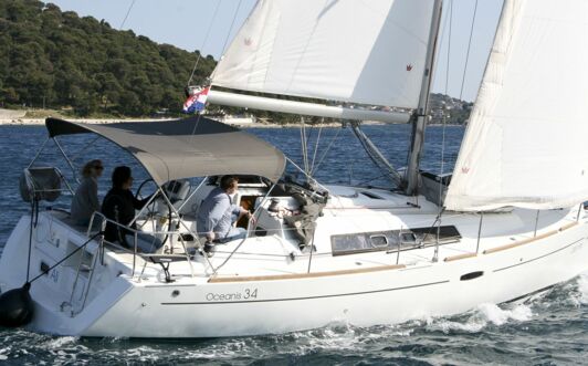 Steuerbord Aussenaufnahme unter Segeln einer Oceanis 34.2 in Pula in Kroatien