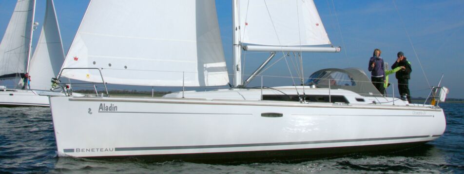 Backbord Aussenaufnahme der Oceanis 37 "Aladin" in Barth