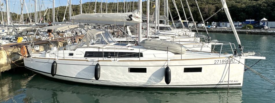 Segelyacht Oceanis 38.1 „Flip“ von vorn am Liegeplatz in Pula – Yachtcharter Kroatien