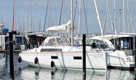 Seitenansicht der Segelyacht Oceanis 38.1 „Neela“ mit Mast und gepackten Segeln im Hafen Heiligenhafen – Yachtcharter Ostsee