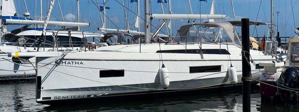 Seitenansicht der Segelyacht Oceanis 40.1 „Hatha“ am Liegeplatz im Hafen Barth – Yachtcharter Ostsee