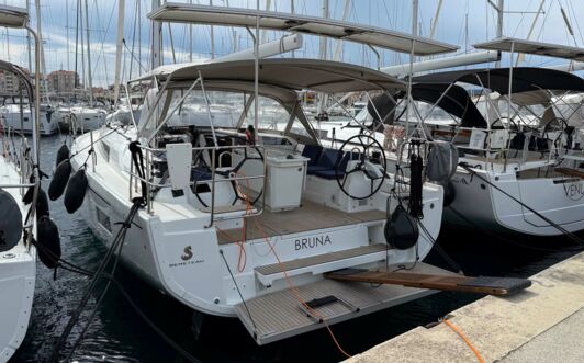 Heck Aussenaufnahme der Oceanis 40.1 „Bruna“ in Biograd in Kroatien