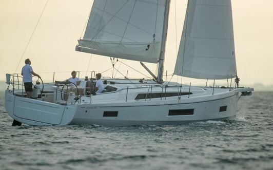 Steuerbord Aussenansicht unter Segeln einer Oceanis 40.1 in Heiligenhafen