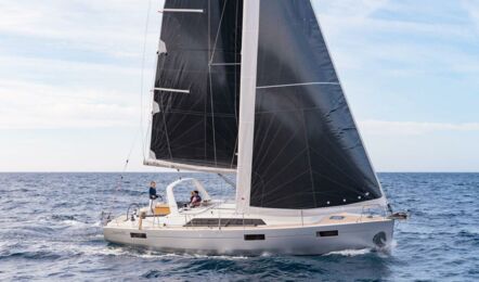 Steuerbord Aussenansicht unter Segeln einer Oceanis 41.1 in Heiligenhafen
