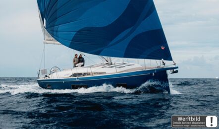 Bugansicht einer Oceanis 47 auf der Steuerbordseite mit blauem Segel in Fahrt auf offenem Meer (Werftbild) – Yachtcharter Kroatien