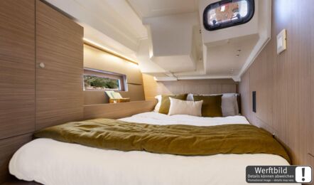 Achterkabine auf der Steuerbordseite einer Oceanis 47 mit großer Doppelkoje und hellem Interieur (Werftbild) – Yachtcharter Kroatien