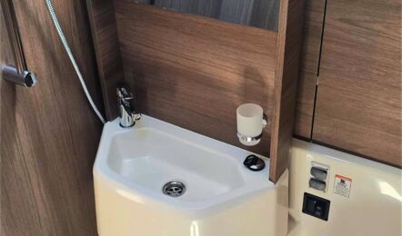 Badezimmer im Bug auf der Backbordseite der Segelyacht Oceanis 52 „Orange“ mit Toilette, Dusche, Waschbecken und Spiegel - Yachtcharter Kroatien