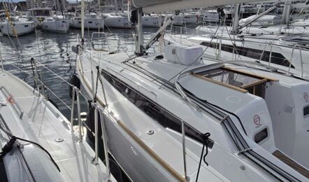 Deck mit abgedecktem Großbaum der Segelyacht Sun Odyssey 349.2 „Anastasia“ im Hafen Biograd – Yachtcharter Kroatien