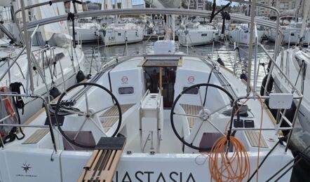 Heckansicht der Sun Odyssey 349.2 „Anastasia“ mit Doppelsteuerständen und Gangway am Steg in Biograd – Yachtcharter Kroatien