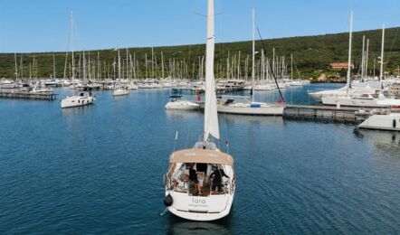 Heckansicht der Segelyacht Sun Odyssey 389.2 „Tara" beim Auslaufen aus der Marina Punat – Yachtcharter Kroatien