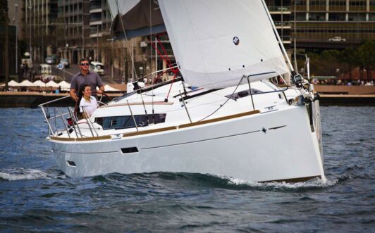 Steuerbord Bugaufnahme bei Fahrt einer Sun Odyssey 389 in Heiligenhafen