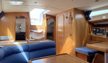 Salon Innenaufnahme der Sun Odyssey 40 "Moulin Rouge" in Barth