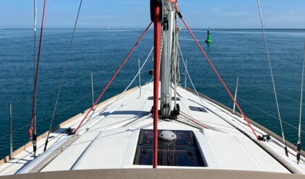 Deck Aussenaufnahme der Sun Odyssey 409 „Shinju” in Heiligenhafen in der Ostsee