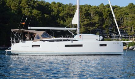 Steuerbord Aussenaufnahme der Sun Odyssey 410 „Lara“ in Punat in Kroatien