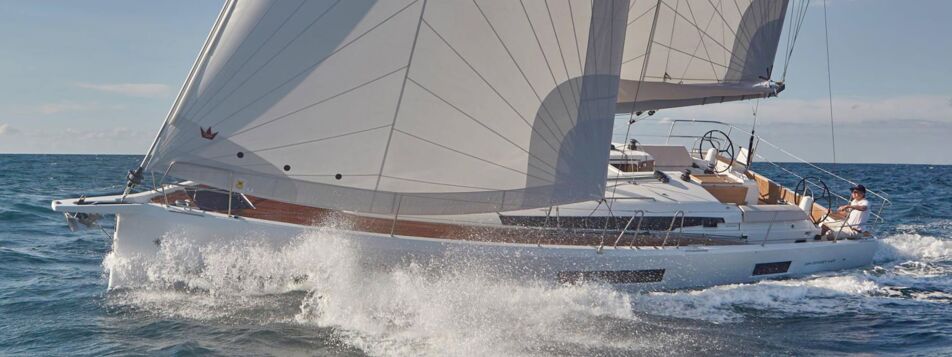 Eine Sun Odyssey 440 unter vollen Segeln auf offener See (Werftbild) – Yachtcharter Ostsee