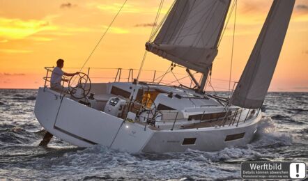 Heckansicht einer Sun Odyssey 440 während der Fahrt unter Segeln auf offener See (Werftbild) – Yachtcharter Kroatien