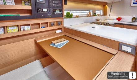 Kartentisch mit Navisitz und Instrumententafel neben der Pantry einer Sun Odyssey 440 (Werftbild) – Yachtcharter Kroatien