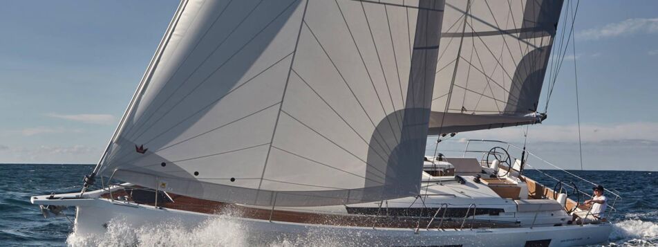 Backbordansicht einer Sun Odyssey 440 während der Fahrt unter Segeln auf offenem Meer (Werftbild) – Yachtcharter Kroatien