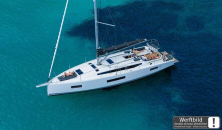 Crew entspannt an Deck einer Sun Odyssey 455 aus der Vogelperspektive auf der Backbordseite (Werftbild) – Yachtcharter Kroatien