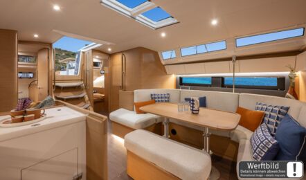 Blick aus der Pantry nach achtern zum Sitzbereich im hellen Salon der Segelyacht Sun Odyssey 455 „Lemon“ mit hellem Holzausbau – Yachtcharter Kroatien