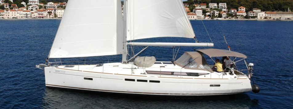 Die Segelyacht Sun Odyssey 519 „Elsa“ segelt vor der Küste von Rogoznica – Yachtcharter Kroatien