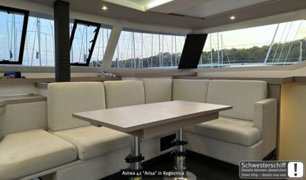 Salon Innenaufnahme des Schwesterkatamarans Astrea 42 "Calypso" in Rogoznica in Kroatien