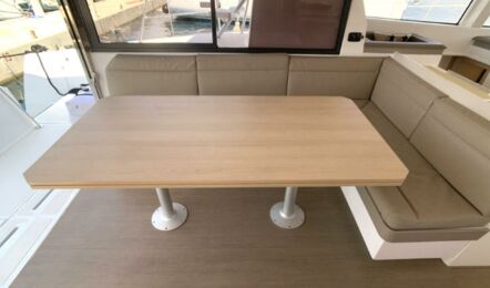 Sitzecke mit Tisch des Katamarans Bali 4.3 Carpe Ventum in Rogoznica in Kroatien