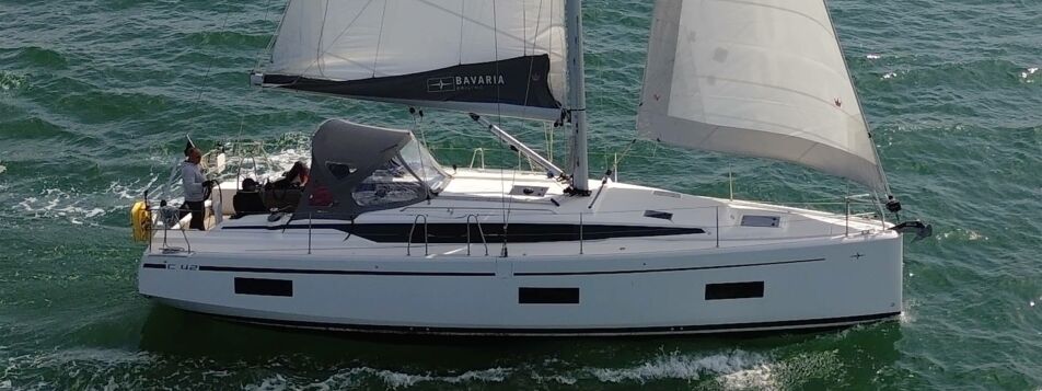 Steuerbord Aussenaufnahme der Bavaria C42 „Chapeau“ in Heiligenhafen