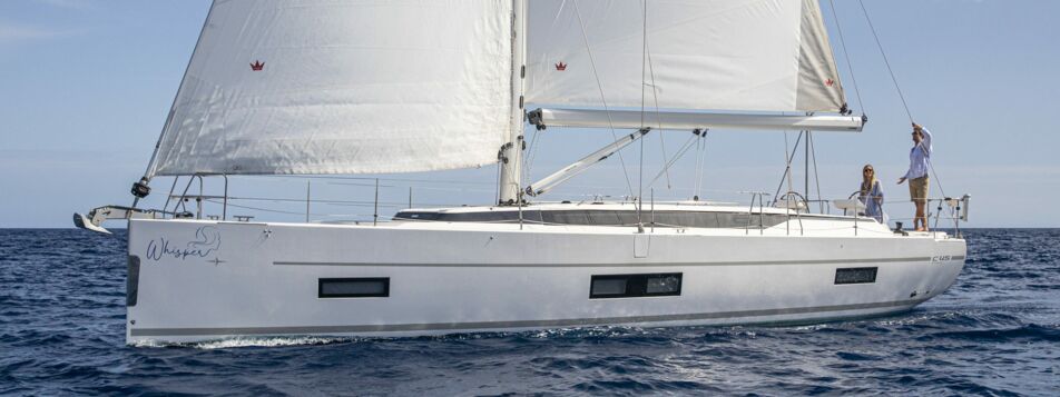 Backbord Aussenaufnahme der Bavaria C45 „Whisper“ in Palma auf Mallorca
