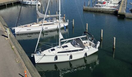 Backbordansicht der Segelyacht Bavaria cruiser 34.2 „Flow“ am Steg in Bagenkop in Dänemark – Charter Ostsee