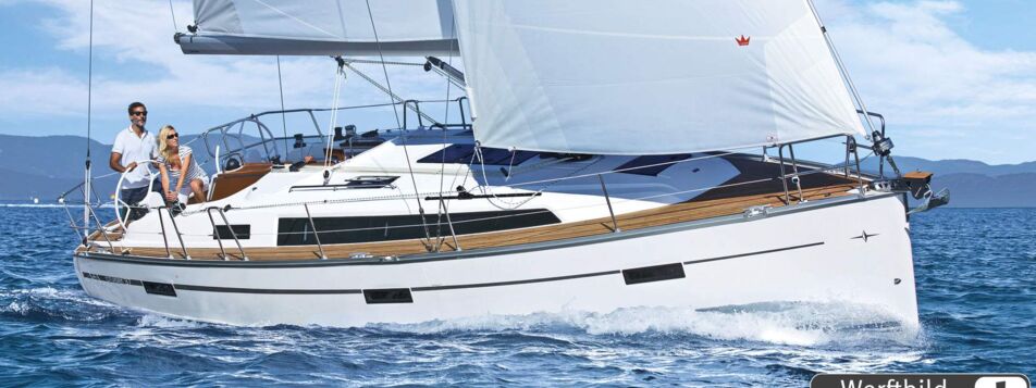 Eine Bavaria cruiser 37 segelt unter vollen Segeln mit Crew an Deck – Yachtcharter Ostsee (Werftbild)