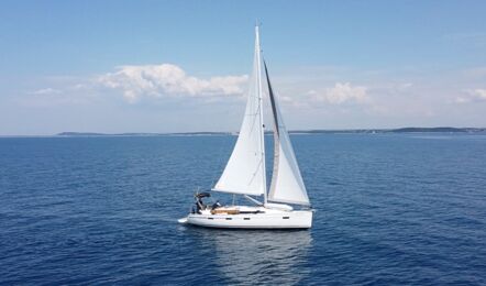 Luftaufnahme der Segelyacht Bavaria cruiser 41 „Raven“ unter Segeln im Seitenprofil auf ruhiger See – Yachtcharter Kroatien