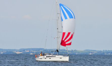 Steuerbord Aussenaufnahme der Bavaria cruiser 41 Sport "Shag" in Flensburg