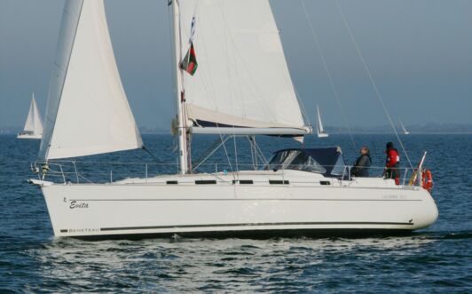 Backbord Aussenaufnahme der Beneteau Cyclades 39 „Evita“ in Heiligenhafen