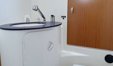 Nasszelle Bug Innenaufnahme der Beneteau Cyc 43.3 „Fame“ in Heiligenhafen