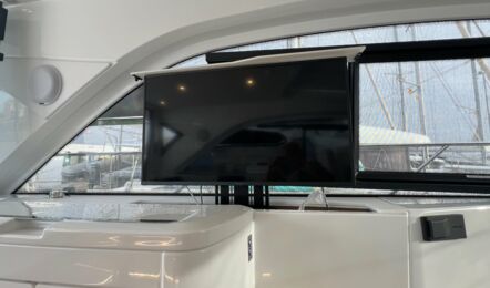 Ausfahrbarer Fernseher in der Plicht Innenaufnahme der Beneteau GT 45 Pandora in Can Pastilla auf Mallorca