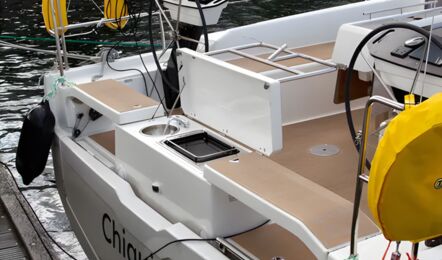 Cockpit der Segelyacht Dufour 37 „Chiquitita“ mit Gasgrill und Spüle unter der Heckklappe – Yachtcharter Ostsee