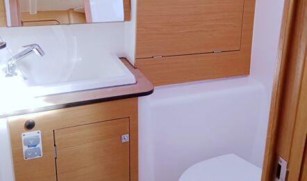 Nasszelle der Dufour 382 GL „Henry“ mit Waschbecken, Spiegel und WC – Yachtcharter Kroatien