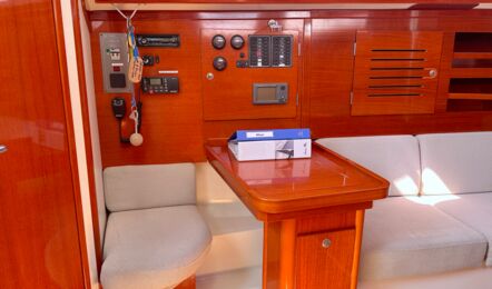Kartentisch Innenaufnahme der Hanse 315 "Mizar" in Barth