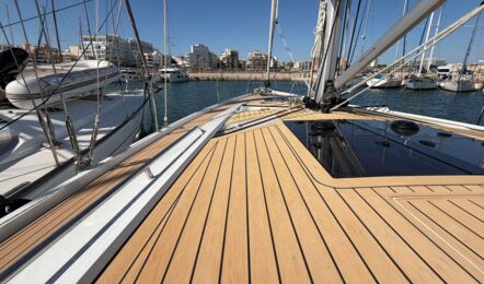 Blick über das vollständig mit synthetischem Teak ausgelegte Deck der Hanse 460 „Antares“ am Steg in Can Pastilla – Yachtcharter Mallorca