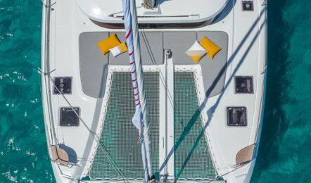 Blick von oben auf das Vorschiff einer Lagoon 38 vor Anker in ruhigem Wasser (Werftbild) – Yachtcharter Mallorca