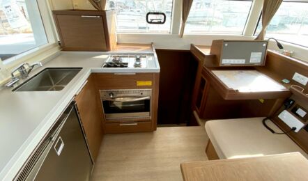 Pantry mit Kartentisch und Niedergang des Katamarans Lagoon 40 Sunrise auf Mallorca in Can Pastilla