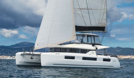 Seitenansicht des Katamarans Lagoon 51 „Selanja“ unter vollen Segeln vor der Bucht von Palma – Yachtcharter Mallorca
