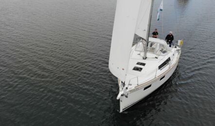 Oceanis-35-1-2-aussenaufnahme-06